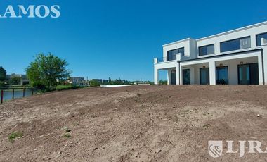 Sin Muebles. Muy equipada. 3 Dormitorios, Escritorio, Playroom y Area Servicio.