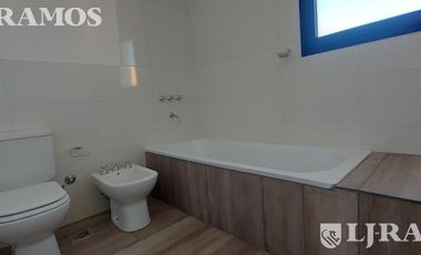 Sin Muebles. Muy equipada. 3 Dormitorios, Escritorio, Playroom y Area Servicio.