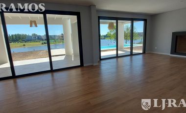 Sin Muebles. Muy equipada. 3 Dormitorios, Escritorio, Playroom y Area Servicio.