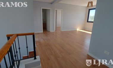 Sin Muebles. Muy equipada. 3 Dormitorios, Escritorio, Playroom y Area Servicio.