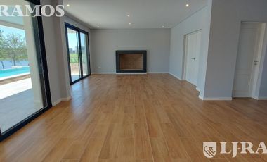 Sin Muebles. Muy equipada. 3 Dormitorios, Escritorio, Playroom y Area Servicio.