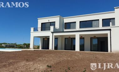 Sin Muebles. Muy equipada. 3 Dormitorios, Escritorio, Playroom y Area Servicio.