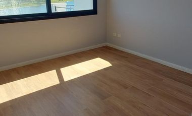 Sin Muebles. Muy equipada. 3 Dormitorios, Escritorio, Playroom y Area Servicio.