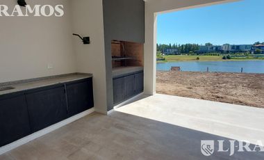 Sin Muebles. Muy equipada. 3 Dormitorios, Escritorio, Playroom y Area Servicio.