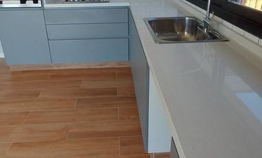 Sin Muebles. Muy equipada. 3 Dormitorios, Escritorio, Playroom y Area Servicio.