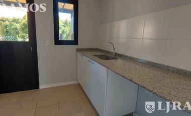 Sin Muebles. Muy equipada. 3 Dormitorios, Escritorio, Playroom y Area Servicio.