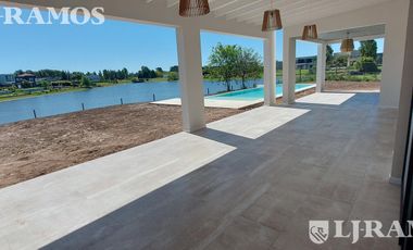 Sin Muebles. Muy equipada. 3 Dormitorios, Escritorio, Playroom y Area Servicio.