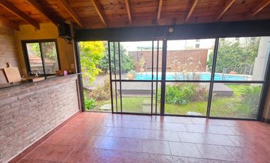 VENTA CASA 4 DORMITORIOS SUITE PISCINA JARDIN 2 QUINCHOS 2 COCHERAS LOMAS DE ZAMORA BANFIELD RESID