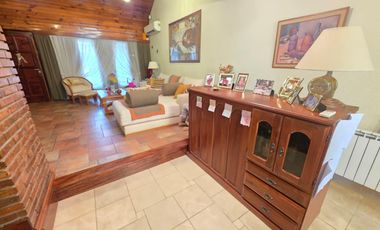 VENTA CASA 4 DORMITORIOS SUITE PISCINA JARDIN 2 QUINCHOS 2 COCHERAS LOMAS DE ZAMORA BANFIELD RESID