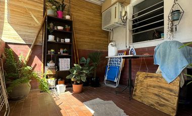 Casa en  venta sobre avenida Brasil. Dos dormitorios y patio. Todos los servicios.