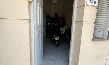 Casa en  venta sobre avenida Brasil. Dos dormitorios y patio. Todos los servicios.