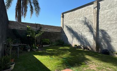 Casa en  venta sobre avenida Brasil. Dos dormitorios y patio. Todos los servicios.