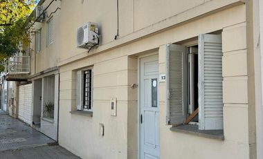 Casa en  venta sobre avenida Brasil. Dos dormitorios y patio. Todos los servicios.