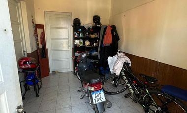 Casa en  venta sobre avenida Brasil. Dos dormitorios y patio. Todos los servicios.