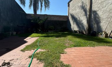 Casa en  venta sobre avenida Brasil. Dos dormitorios y patio. Todos los servicios.