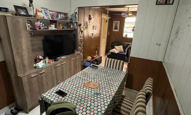 Casa en  venta sobre avenida Brasil. Dos dormitorios y patio. Todos los servicios.