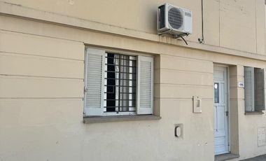 Casa en  venta sobre avenida Brasil. Dos dormitorios y patio. Todos los servicios.