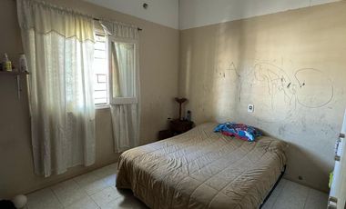 Casa en  venta sobre avenida Brasil. Dos dormitorios y patio. Todos los servicios.