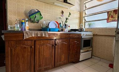 Casa en  venta sobre avenida Brasil. Dos dormitorios y patio. Todos los servicios.