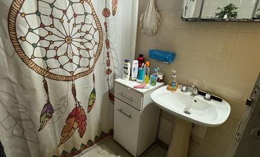 Casa en  venta sobre avenida Brasil. Dos dormitorios y patio. Todos los servicios.