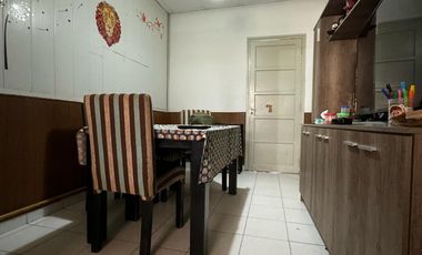Casa en  venta sobre avenida Brasil. Dos dormitorios y patio. Todos los servicios.