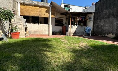 Casa en  venta sobre avenida Brasil. Dos dormitorios y patio. Todos los servicios.