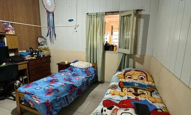 Casa en  venta sobre avenida Brasil. Dos dormitorios y patio. Todos los servicios.