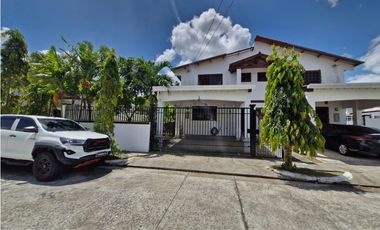 SE VENDE CASA EN LAS CUMBRES PH QUINTAS DEL LAGO CON TERRAZA Y PATIO