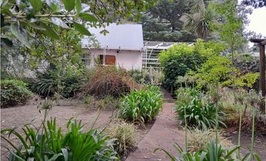 VENTA  APTO CREDITO CASA 3 AMBIENTES CON GRAN PARQUE Y PARRILLA