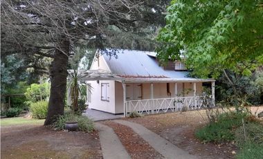 VENTA  APTO CREDITO CASA 3 AMBIENTES CON GRAN PARQUE Y PARRILLA