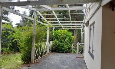 VENTA  APTO CREDITO CASA 3 AMBIENTES CON GRAN PARQUE Y PARRILLA