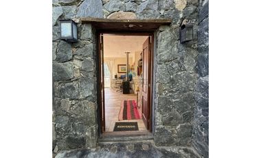 VENTA -CASA 1 DORMITORIO + GRAN VESTIDOR - ASCOCHINGA