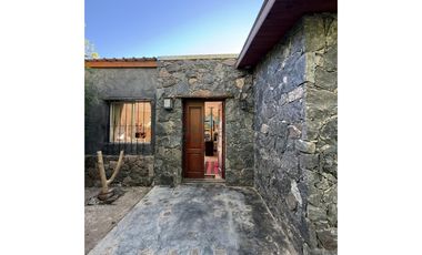 VENTA -CASA 1 DORMITORIO + GRAN VESTIDOR - ASCOCHINGA
