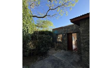 VENTA -CASA 1 DORMITORIO + GRAN VESTIDOR - ASCOCHINGA