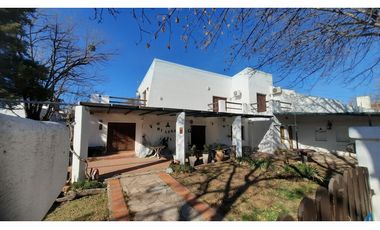 ¡Importante Vivienda Residencial + Departamentos con Cocheras!