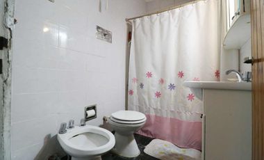 VENTA CASA MULTIFAMILIAR COCHERA TERRAZA en MADERO