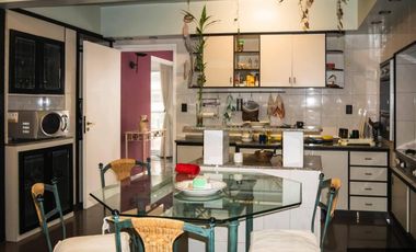 Departamento dúplex 6 ambientes con cochera en Belgrano, impecable apto crédito