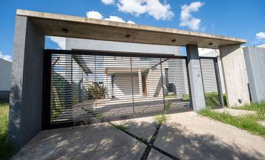 CASA EN VENTA GORINA 3 DORMITORIOS PARQUE PILETA