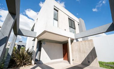 CASA EN VENTA GORINA 3 DORMITORIOS PARQUE PILETA