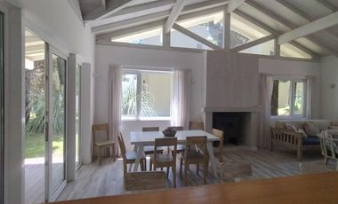 Casa en  venta de 3 dormitorios en Costa Esmeralda barrio Deportiva II