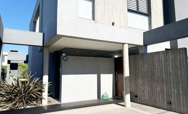 Casa en VENTA / 3 Dormitorios - 488 e/ 133 y 134 de J. Gorina