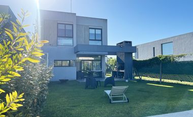 Casa en VENTA / 3 Dormitorios - 488 e/ 133 y 134 de J. Gorina