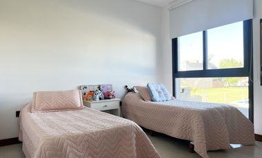 Casa en VENTA / 3 Dormitorios - 488 e/ 133 y 134 de J. Gorina