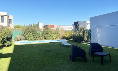 Casa en VENTA / 3 Dormitorios - 488 e/ 133 y 134 de J. Gorina