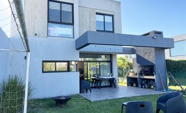 Casa en VENTA / 3 Dormitorios - 488 e/ 133 y 134 de J. Gorina