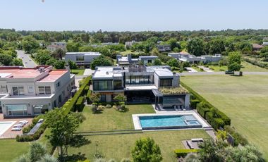 Venta Casa 5 Dormitorios con Vista al Golf y Lagunas en Pilará, La Berlina