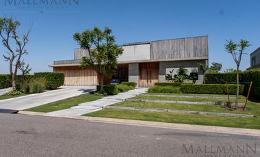 Venta Casa 5 Dormitorios con Vista al Golf y Lagunas en Pilará, La Berlina