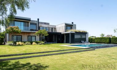 Venta Casa 5 Dormitorios con Vista al Golf y Lagunas en Pilará, La Berlina