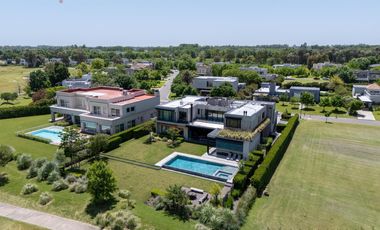 Venta Casa 5 Dormitorios con Vista al Golf y Lagunas en Pilará, La Berlina