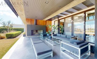 Venta Casa 5 Dormitorios con Vista al Golf y Lagunas en Pilará, La Berlina